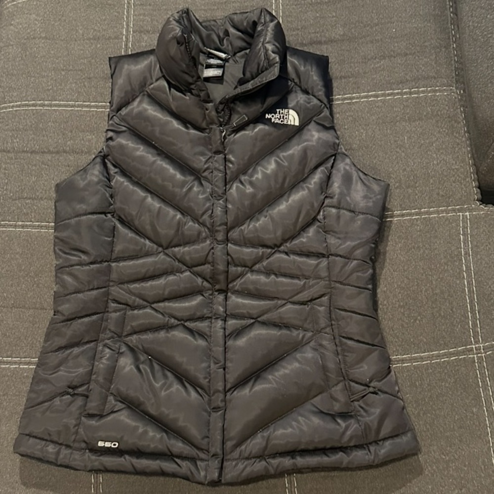 The North Face Women's 550
Series Down-Filled Puffer Vest
Size Small